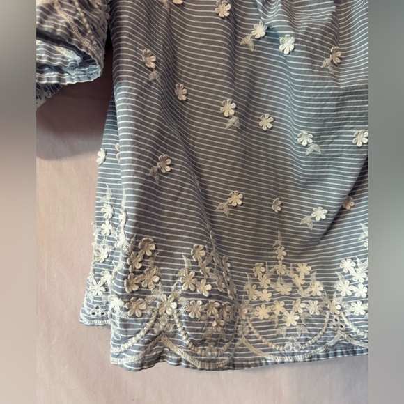 Elegant Blue Striped Blouse with White Floral Details - Picture 9 of 12